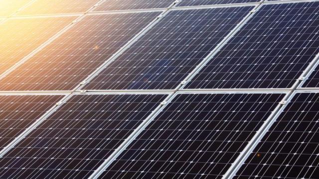 Importação de painéis solares para GD recua e soma 11,4 GW em 2023, aponta Greener